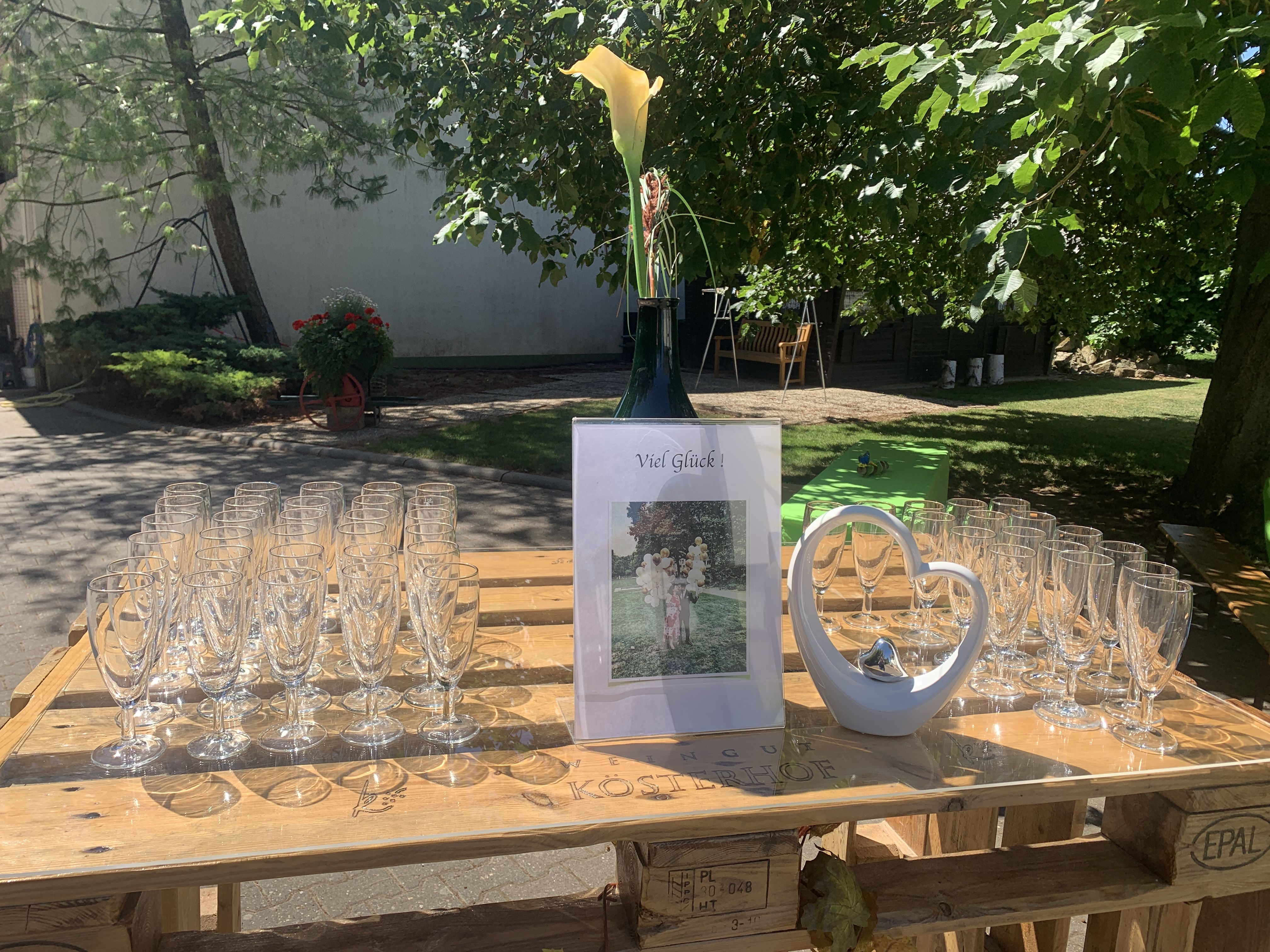 Kösterhof Foto von Hochzeitswanderung viele Gläser auf Tisch