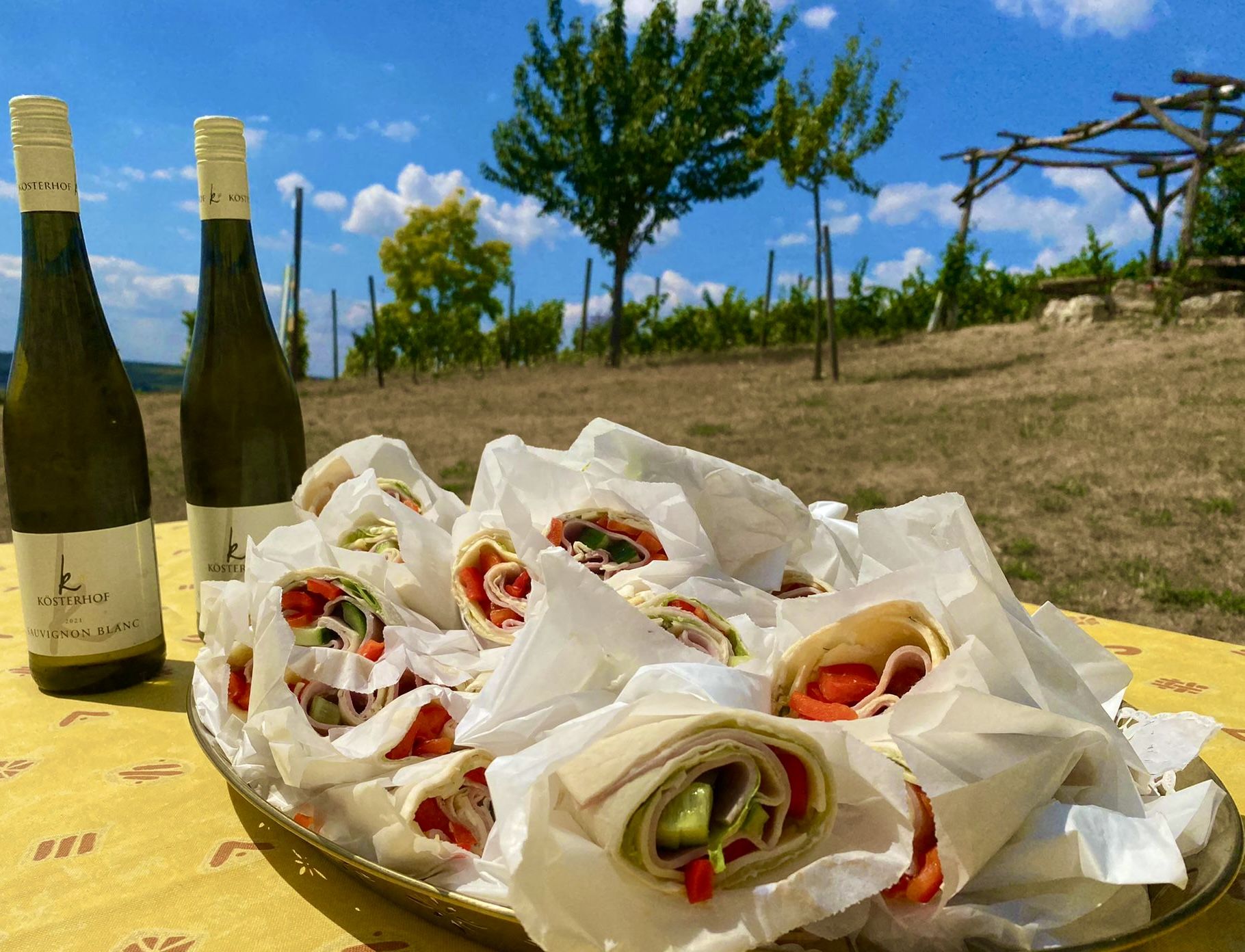 Kösterhof Foto von Weinwanderung Tisch mit Snack und Wein