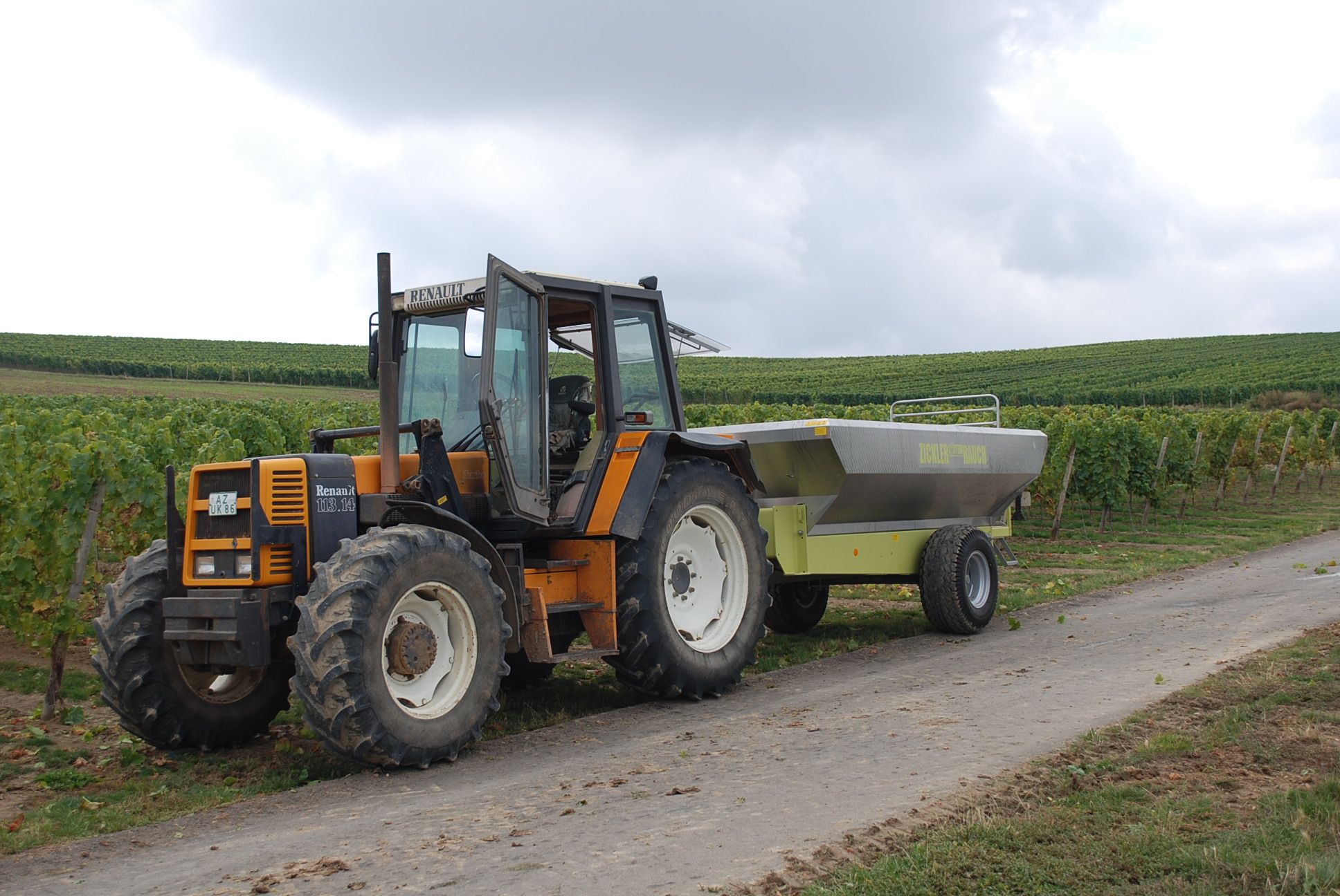 Kösterhof Foto von Weinlese Traktor Anhänger