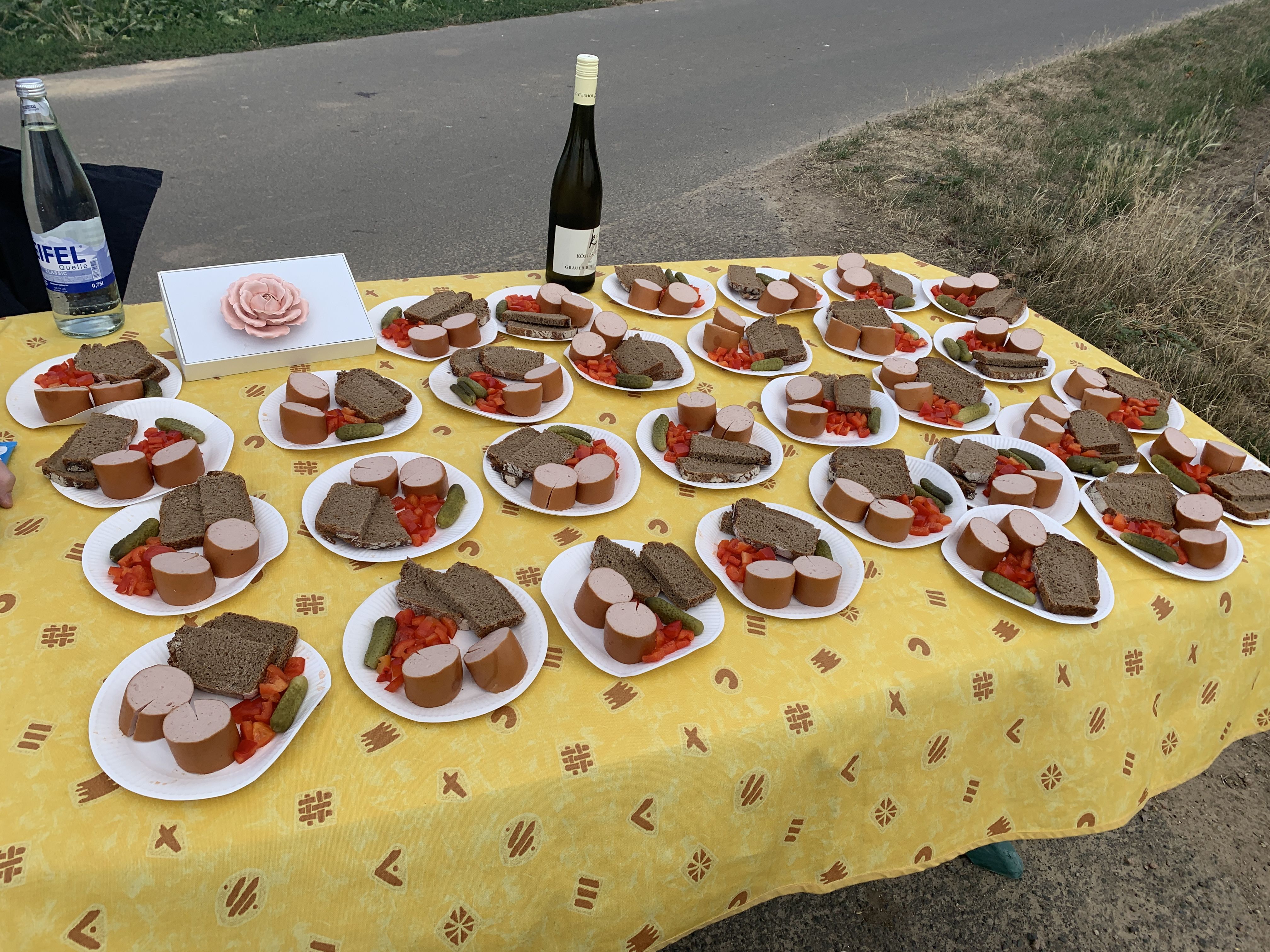 Kösterhof Foto von Weinwanderung Tisch mit Snack und Wein