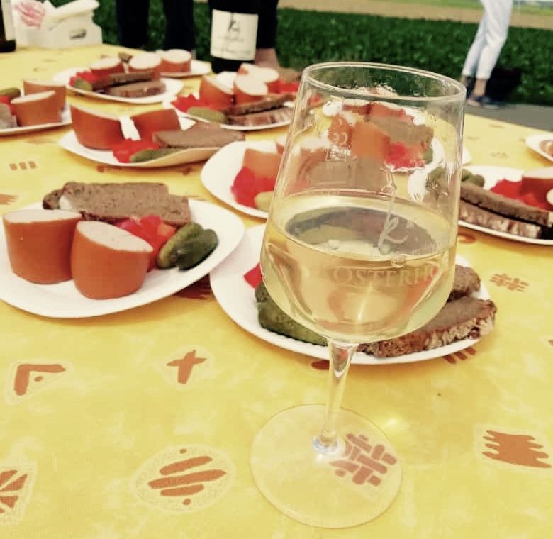 Kösterhof Foto von Weinwanderung Tisch mit Snack und Wein